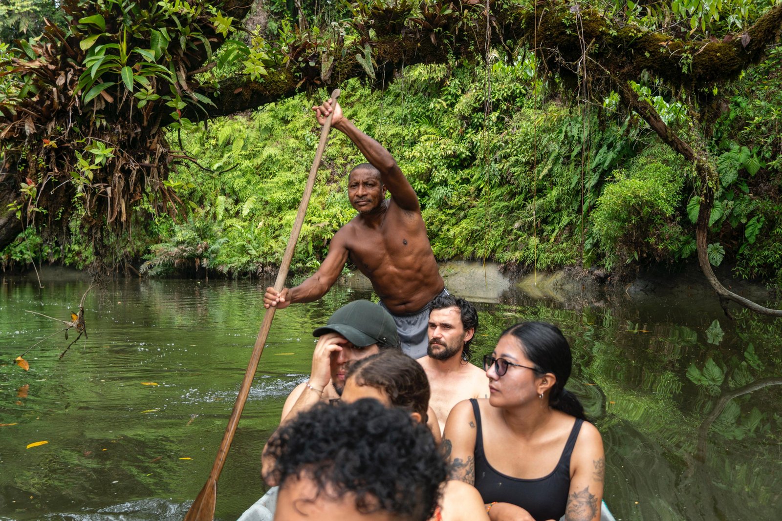Recorrido en canoa por los manglares de Ladrilleros